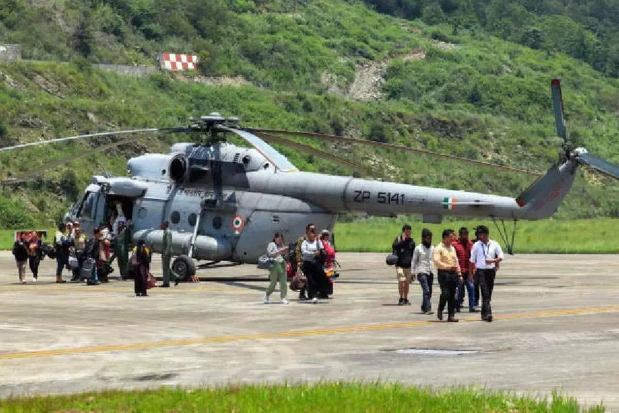 Sikkim सरकार ने विशेष हेलीकॉप्टर उड़ान की व्यवस्था कर लाचेन में फंसे 48 लोगों को बचाया Sikkim सरकार ने विशेष हेलीकॉप्टर उड़ान की व्यवस्था कर लाचेन में फंसे 48 लोगों को बचाया