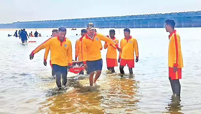 Telangana : मेडिगड्डा बैराज में लापता छह लोगों के शव मिले Telangana : मेडिगड्डा बैराज में लापता छह लोगों के शव मिले