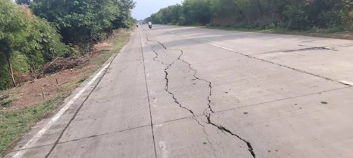 जिंतूर फाटा, शिरदशाहपुर और औंधा के पास राष्ट्रीय राजमार्ग पर घातक दरारें जिंतूर फाटा, शिरदशाहपुर और औंधा के पास राष्ट्रीय राजमार्ग पर घातक दरारें