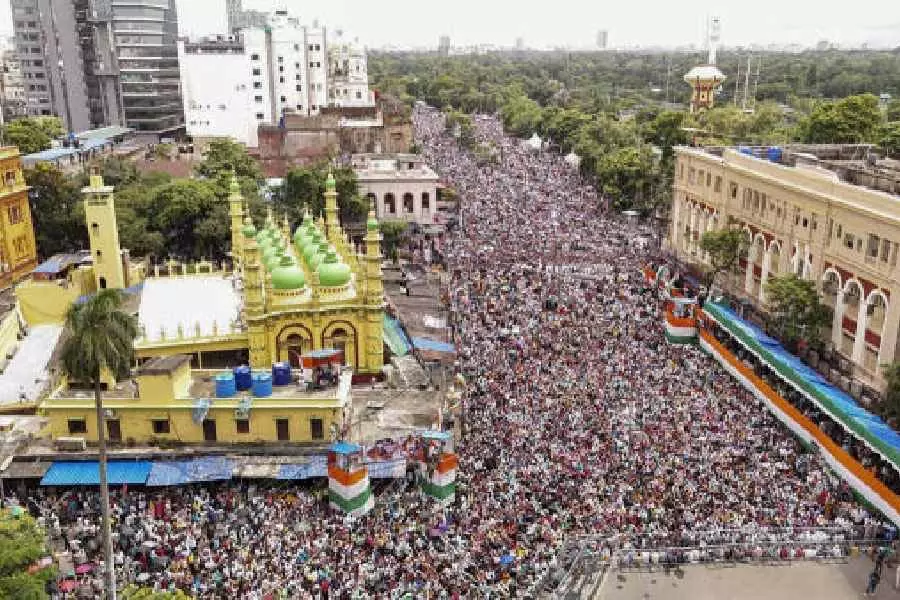 21 जुलाई को Kolkata में शहीद दिवस की रैली के लिए अनुब्रत मंडल को निमंत्रण 21 जुलाई को Kolkata में शहीद दिवस की रैली के लिए अनुब्रत मंडल को निमंत्रण