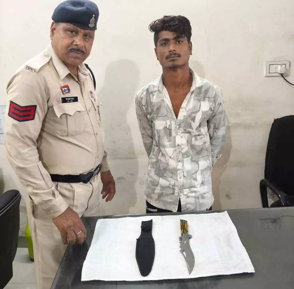 सोनडोंगरी में बदमाश गिरफ्तार, कबीर नगर पुलिस ने घेराबंदी कर दबोचा सोनडोंगरी में बदमाश गिरफ्तार, कबीर नगर पुलिस ने घेराबंदी कर दबोचा