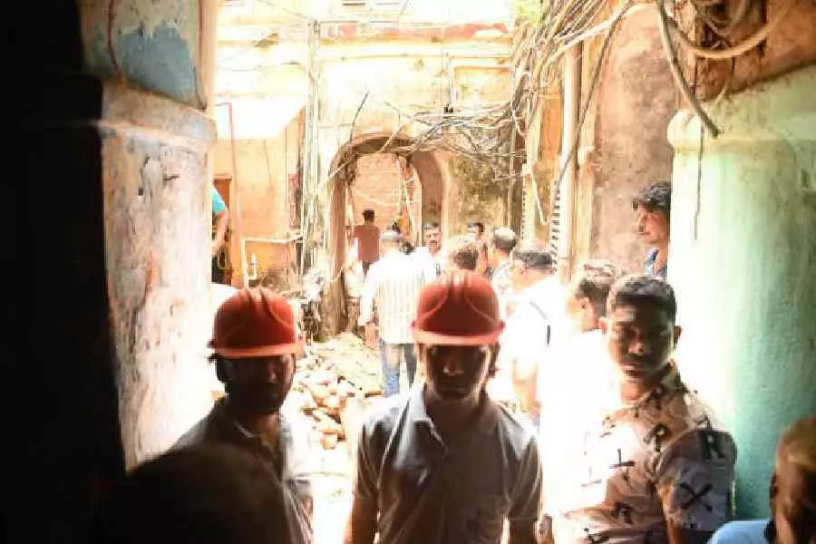 Bengal: बोउबाजार में प्राचीन इमारत की दो बालकनियाँ गिरने से राजमिस्त्री की मौत Bengal: बोउबाजार में प्राचीन इमारत की दो बालकनियाँ गिरने से राजमिस्त्री की मौत