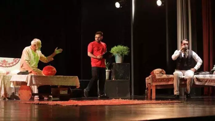 BKS ने गलत व्याकरण नाटक का मंचन किया BKS ने गलत व्याकरण नाटक का मंचन किया