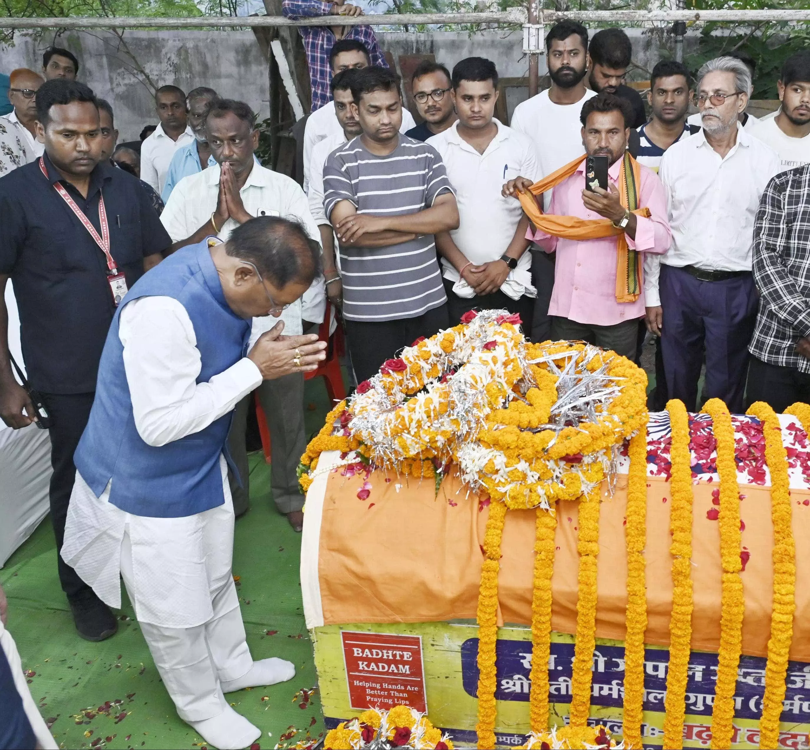 CM साय ने शहीद एएसपी आकाश राव गिरपुंजे के निवास पहुंचकर दी श्रद्धांजलि CM साय ने शहीद एएसपी आकाश राव गिरपुंजे के निवास पहुंचकर दी श्रद्धांजलि