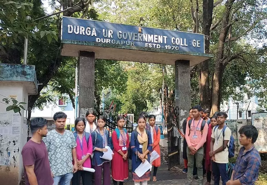 Durgapur कॉलेज में 1 बजे की क्लास अलर्ट के खिलाफ छात्रों का प्रदर्शन Durgapur कॉलेज में 1 बजे की क्लास अलर्ट के खिलाफ छात्रों का प्रदर्शन