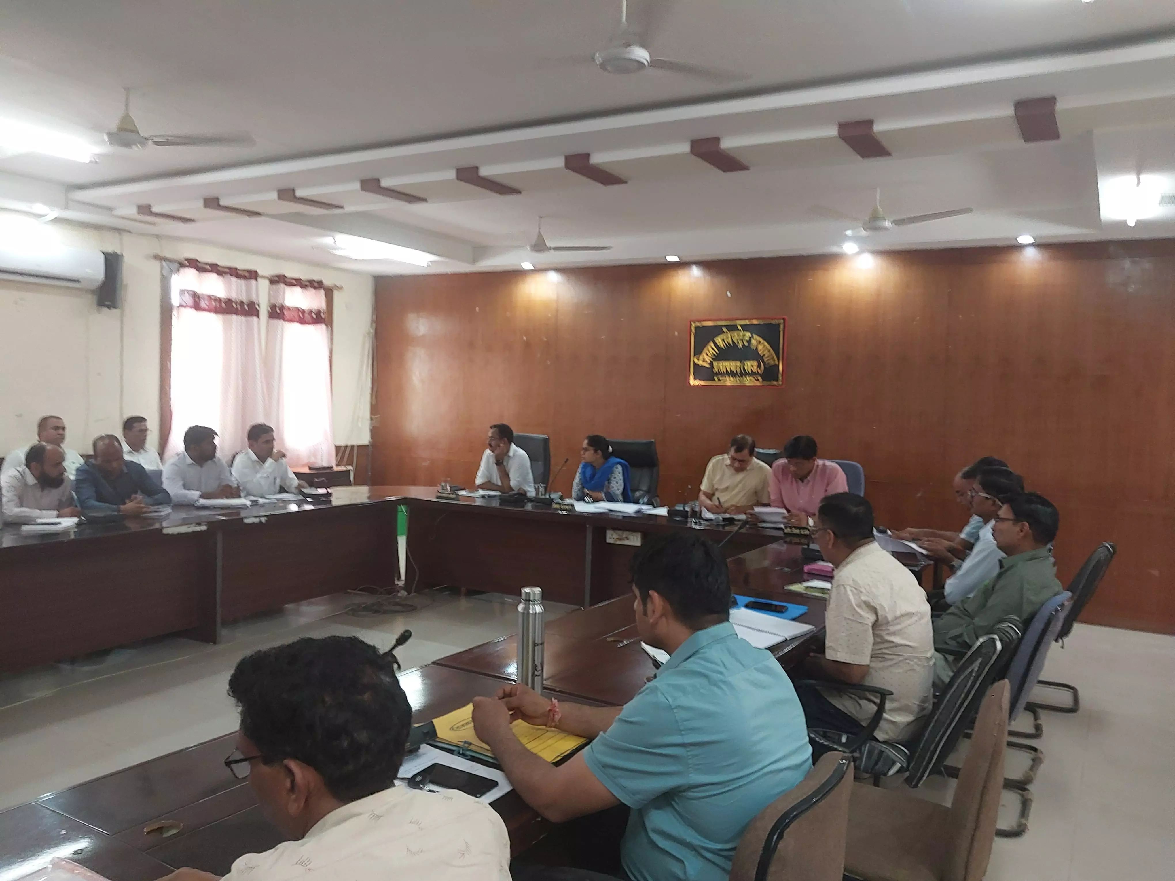 Pratapgarh: जिला कलेक्टर ने ली साप्ताहिक समीक्षा बैठक वंदे गंगा जल संरक्षण जन अभियान Pratapgarh: जिला कलेक्टर ने ली साप्ताहिक समीक्षा बैठक वंदे गंगा जल संरक्षण जन अभियान