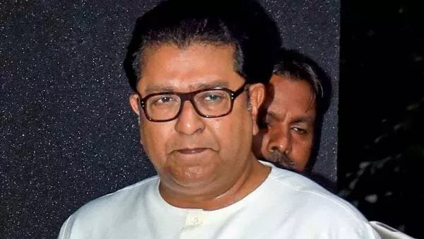 राज ठाकरे ने मुंबई रेल हादसे के लिए प्रवासियों को जिम्मेदार ठहराया, विवाद शुरू राज ठाकरे ने मुंबई रेल हादसे के लिए प्रवासियों को जिम्मेदार ठहराया, विवाद शुरू