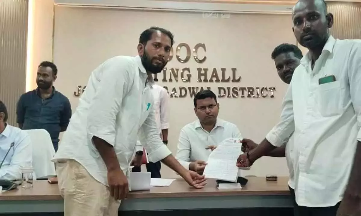 कलेक्टर बी.एम. संतोष ने प्रजावाणी के 52 शिकायत आवेदनों पर त्वरित कार्रवाई के आदेश दिए कलेक्टर बी.एम. संतोष ने प्रजावाणी के 52 शिकायत आवेदनों पर त्वरित कार्रवाई के आदेश दिए