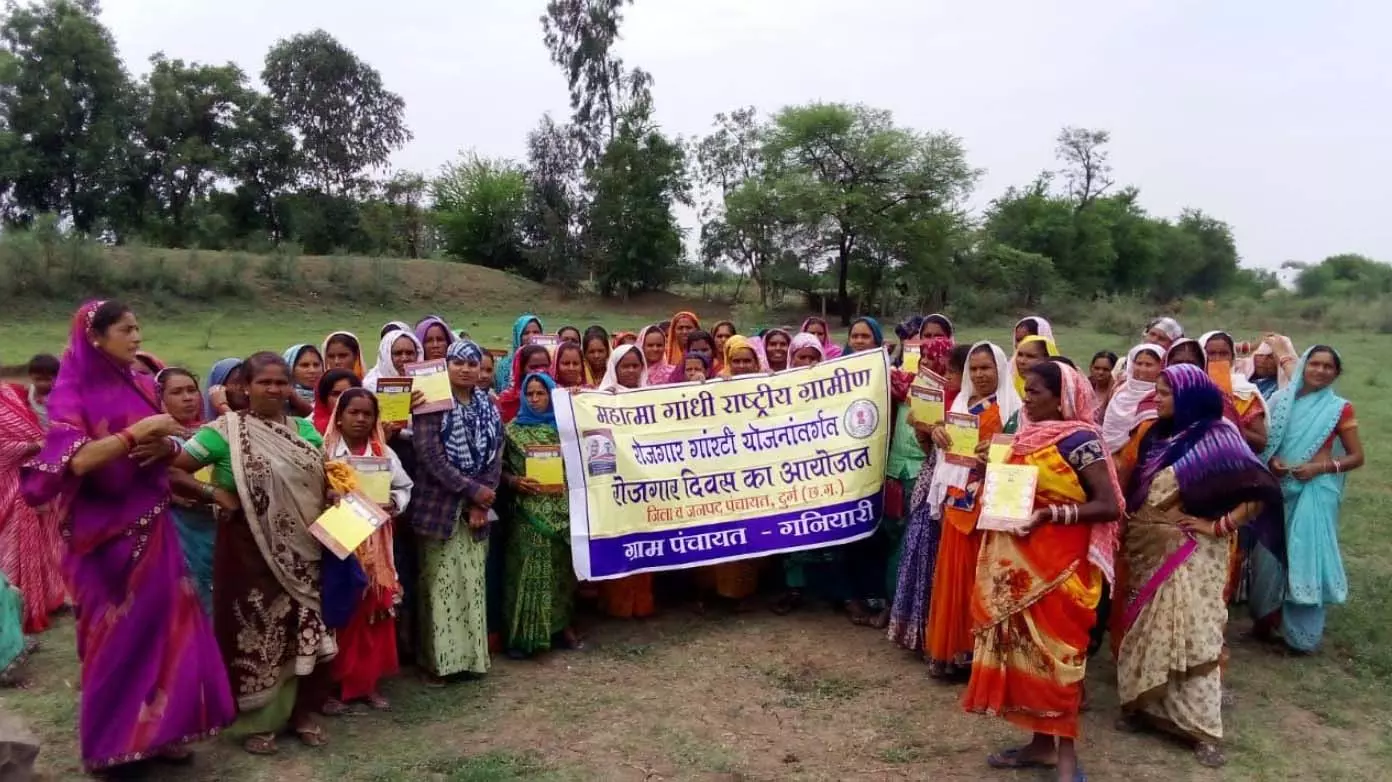 जिले की ग्राम पंचायतों में मनाया गया रोजगार दिवस जिले की ग्राम पंचायतों में मनाया गया रोजगार दिवस