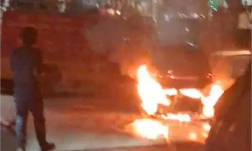 Guna: अचानक आग के गोले में बदल गई कार, मचा हड़कंप