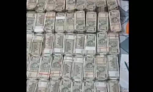 व्यापारी से रिश्वत लेता था IAS अधिकारी, छापेमारी में 47 लाख कैश बरामद व्यापारी से रिश्वत लेता था IAS अधिकारी, छापेमारी में 47 लाख कैश बरामद