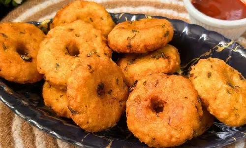 Murmura Vada: नाश्ते या लंच में बना सकते हैं यह टेस्टी डिश