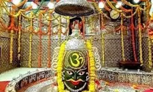 धर्म: 12 ज्योतिर्लिंगों में महाकालेश्वर को क्यों माना जाता है सबसे शक्तिशाली, जानिए चमत्कारी कथाएं धर्म: 12 ज्योतिर्लिंगों में महाकालेश्वर को क्यों माना जाता है सबसे शक्तिशाली, जानिए चमत्कारी कथाएं
