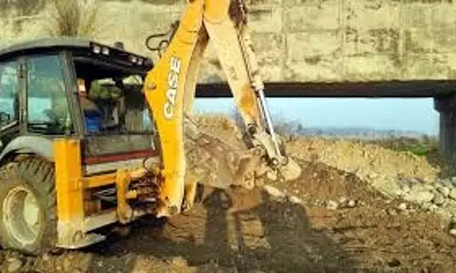 खनन माफिया ने अधिकारियों द्वारा ध्वस्त की गई सड़क को फिर से बनाया खनन माफिया ने अधिकारियों द्वारा ध्वस्त की गई सड़क को फिर से बनाया