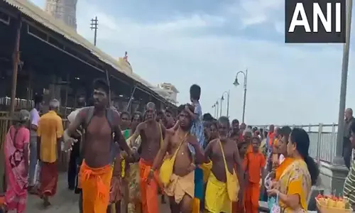 Thoothukudi में वैकासी विसाकम मनाने के लिए बड़ी संख्या में श्रद्धालु जुटे