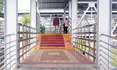 एगमोर रेलवे स्टेशन पर विकलांग लोगों के लिए सुविधाओं की कमी एगमोर रेलवे स्टेशन पर विकलांग लोगों के लिए सुविधाओं की कमी