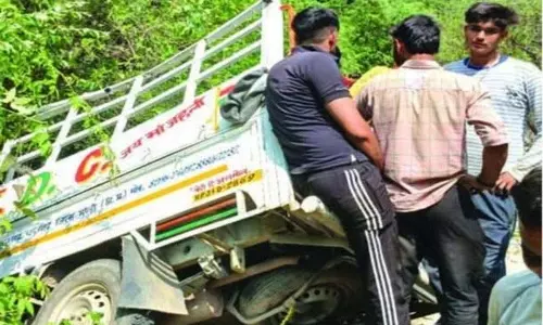 Mandi में टेंपो ट्रैवलर नाले में गिरने से दो की मौत, 19 घायल