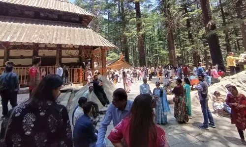 Manali के हडिम्बा मंदिर में भक्तों का तांता लगा
