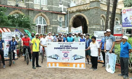 Mumbai: पश्चिम रेलवे ने रविवार को चर्चगेट से साइकिल रैली निकालकर फिट इंडिया अभियान में हिस्सा लिया Mumbai: पश्चिम रेलवे ने रविवार को चर्चगेट से साइकिल रैली निकालकर फिट इंडिया अभियान में हिस्सा लिया