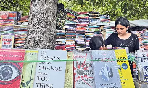 Kothi रविवार पुस्तक बाज़ार में ऑनलाइन स्टोर्स ने मारी बाजी, छोटी किताबों की दुकानों का भोजन Kothi रविवार पुस्तक बाज़ार में ऑनलाइन स्टोर्स ने मारी बाजी, छोटी किताबों की दुकानों का भोजन