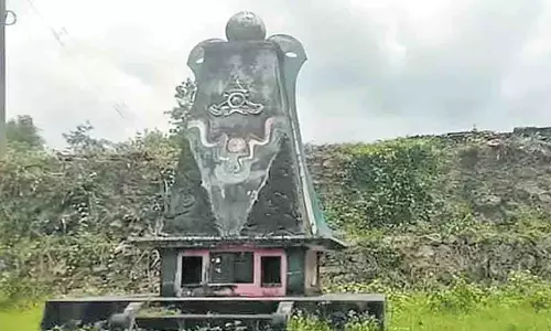 Jawan जेरिन का आर्यंकावु स्मारक जीर्ण-शीर्ण अवस्था में Jawan जेरिन का आर्यंकावु स्मारक जीर्ण-शीर्ण अवस्था में