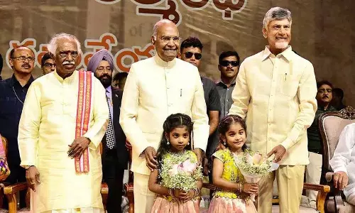 Hyderabad में आत्मकथा विमोचन के अवसर पर बंडारू दत्तात्रेय की प्रशंसा की Hyderabad में आत्मकथा विमोचन के अवसर पर बंडारू दत्तात्रेय की प्रशंसा की