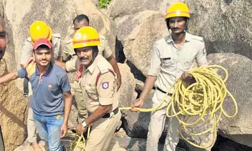 Hampi : मतंगा पहाड़ी पर चढ़ते समय पर्यटक फिसला, कई घंटों के ऑपरेशन के बाद आखिरकार बचाया गया