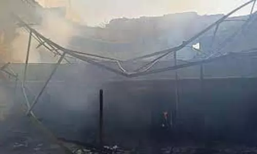Kanpur: 30 साल से बंद पड़े जय हिंद टॉकीज में लगी आग Kanpur: 30 साल से बंद पड़े जय हिंद टॉकीज में लगी आग