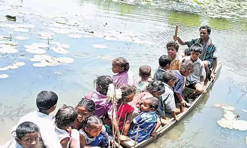 आदिवासी बच्चे स्कूल जाने के लिए हर रोज जान जोखिम में  हैं डालते