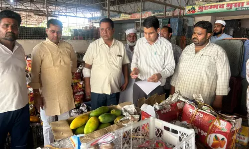 Sikar: FSO फूल सिंह ने किया फल विक्रेताओं की दुकान व गोदाम का निरीक्षण