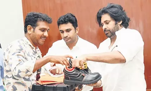 Pawan Kalyan ने इलेक्ट्रीशियनों को सुरक्षा किट वितरित की Pawan Kalyan ने इलेक्ट्रीशियनों को सुरक्षा किट वितरित की