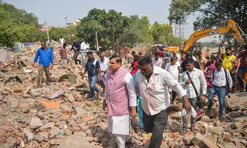 आप नेताओं ने निवासियों का समर्थन करने के लिए मद्रासी कैंप का दौरा किया आप नेताओं ने निवासियों का समर्थन करने के लिए मद्रासी कैंप का दौरा किया