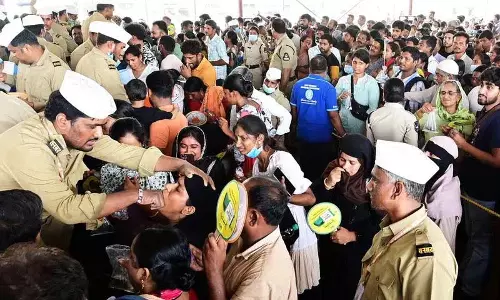 Hyderabad: मछली प्रसादम के लिए कतार में इंतजार करते हुए 70 वर्षीय व्यक्ति की मौत Hyderabad: मछली प्रसादम के लिए कतार में इंतजार करते हुए 70 वर्षीय व्यक्ति की मौत