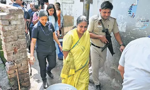 Delhi CM ने झुग्गी-झोपड़ियों को तोड़ने से पहले उचित आवास का आश्वासन दिया