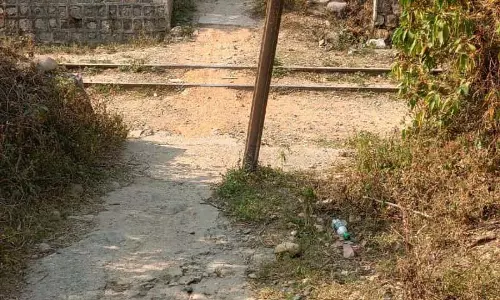 ग्रामीणों ने Chhatroli railway क्रॉसिंग की बहाली की मांग की ग्रामीणों ने Chhatroli railway क्रॉसिंग की बहाली की मांग की