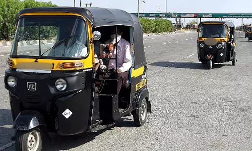 Pune : ऑटो चालकों का कहना है कि अतिरिक्त यात्री उनकी मजबूरी है, विकल्प नहीं