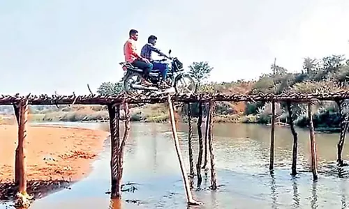 Odisha : गांवों के लोगों ने आने-जाने का कोई दूसरा रास्ता न होने पर लकड़ी के पुल बना लिए