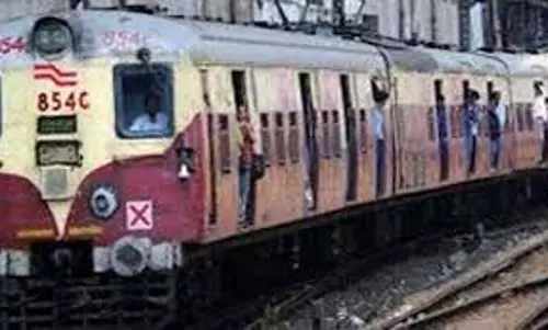 Mumbai : लोकल ट्रेन से गिरकर पांच यात्रियों की मौत, कई अन्य घायल