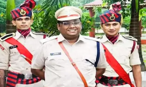 शहीद एएसपी आकाश राव गिरपुंजे को CM साय ने दी श्रद्धांजलि शहीद एएसपी आकाश राव गिरपुंजे को CM साय ने दी श्रद्धांजलि