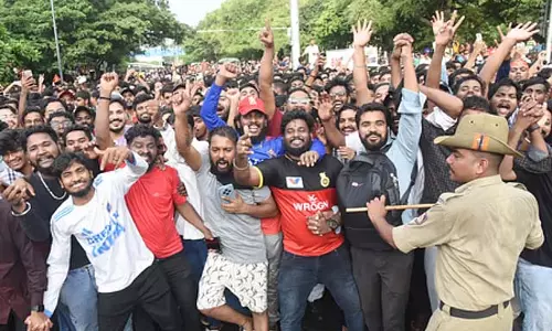 बेंगलुरु भगदड़: 45 घायलों को जिला मजिस्ट्रेट के समक्ष पेश होने का नोटिस जारी बेंगलुरु भगदड़: 45 घायलों को जिला मजिस्ट्रेट के समक्ष पेश होने का नोटिस जारी