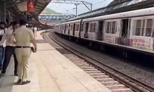 Maharashtra : भीड़भाड़ वाली ट्रेन से गिरकर पांच यात्रियों की मौत! Maharashtra : भीड़भाड़ वाली ट्रेन से गिरकर पांच यात्रियों की मौत!
