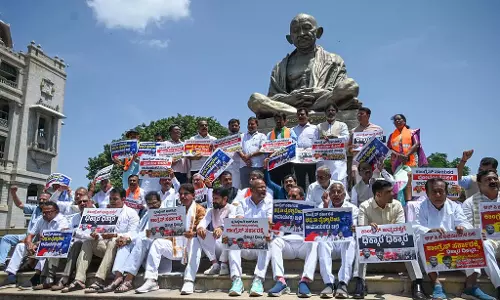 भगदड़ मामला: BJP ने सीएम और डीसीएम के इस्तीफे की मांग की