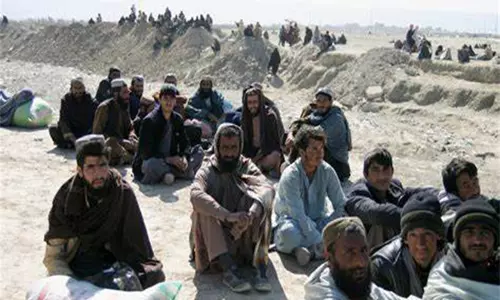 निर्वासन अभियान के बीच 10 लाख से ज़्यादा अफ़गान पाकिस्तान से वापस लौटे: UNHCR