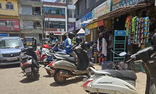 नियमों का पालन नहीं: ट्रैफिक जाम की समस्या और भी बदतर होती जा रही