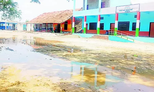 Naregal : स्कूल परिसर में पानी की समस्या