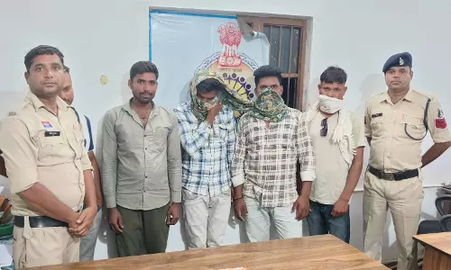 5 जुआरी गिरफ्तार, खार में जमी हुई थी महफिल
