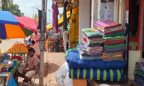 फुटपाथ अतिक्रमण: जनता को परेशानी