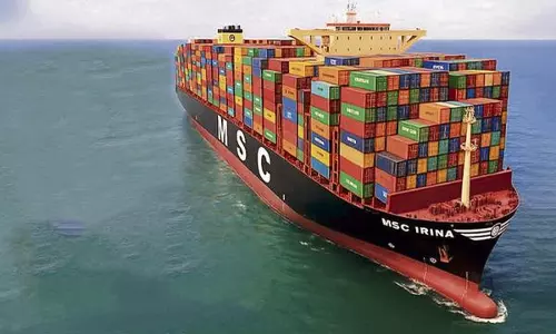 शक्तिशाली MSC इरिना विझिनजाम अंतर्राष्ट्रीय बंदरगाह पर उतरा