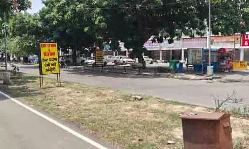 Chandigarh में शराब की दुकानों ने नियमों की धज्जियां उड़ाईं Chandigarh में शराब की दुकानों ने नियमों की धज्जियां उड़ाईं