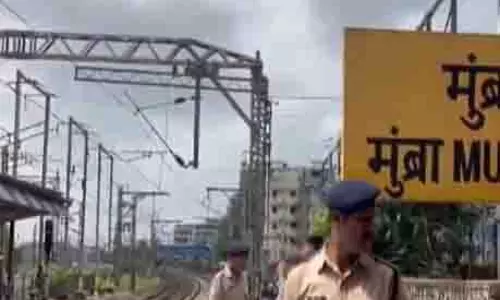 मुंबई: CSMT की ओर जा रहे 8 यात्री मुंब्रा स्टेशन पर अत्यधिक भीड़ वाली ट्रेन से गिरे